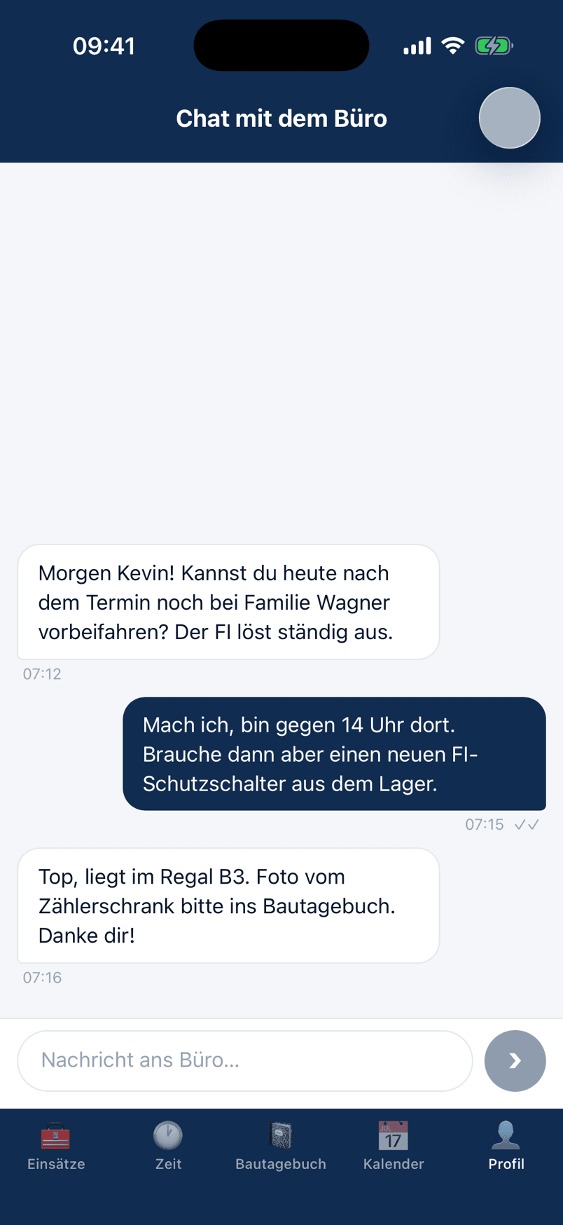 Chat zwischen Monteur und Büro in der baumacht Monteur-App
