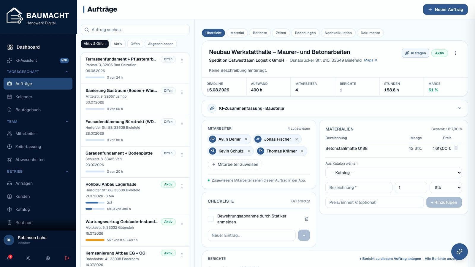 Auftragsliste in baumacht mit Status und Terminen, daneben das Auftragsdetail mit Kunde, Deadline, zugewiesenem Team, Material und Checkliste